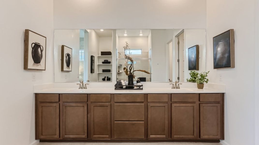 5680 Outlander Owners Bath 3of3 F1 5680 Outlander Owners Bath 3of3 F1