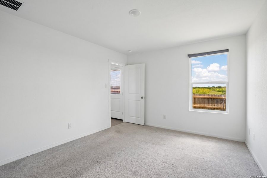 Spacious, unfurnished interior of a new home in Steelwood Trails, New Braunfels (Image 21).