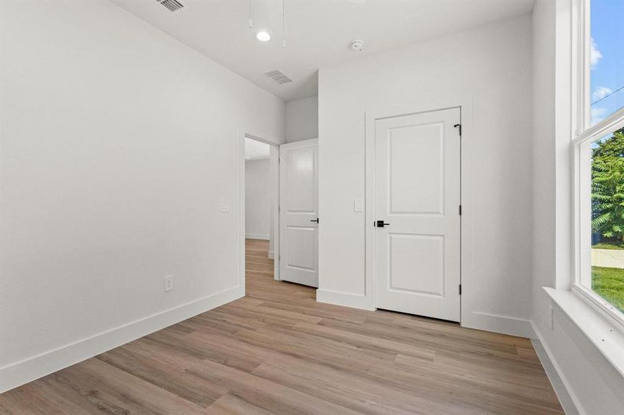 Spacious, unfurnished interior of a new home in , Denison (Image 21).