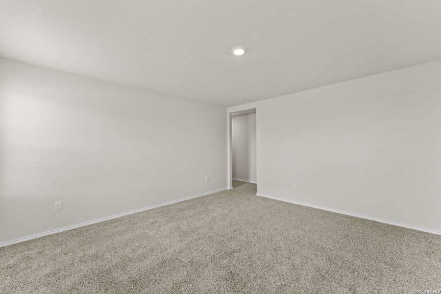 Spacious, unfurnished interior of a new home in Laurel Vistas, San Antonio (Image 26).