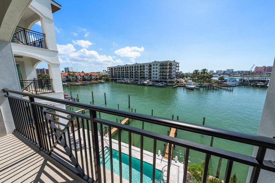 Condo located in Clearwater, FL showcasing its design and architecture (Image 23).