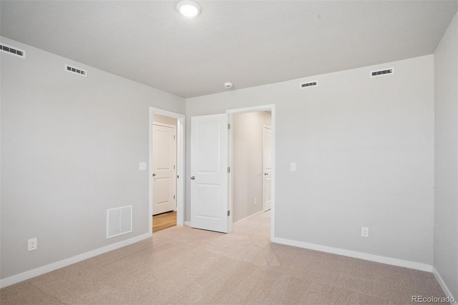 Spacious, unfurnished interior of a new home in Cottonwood Greens, Fort Lupton (Image 10).