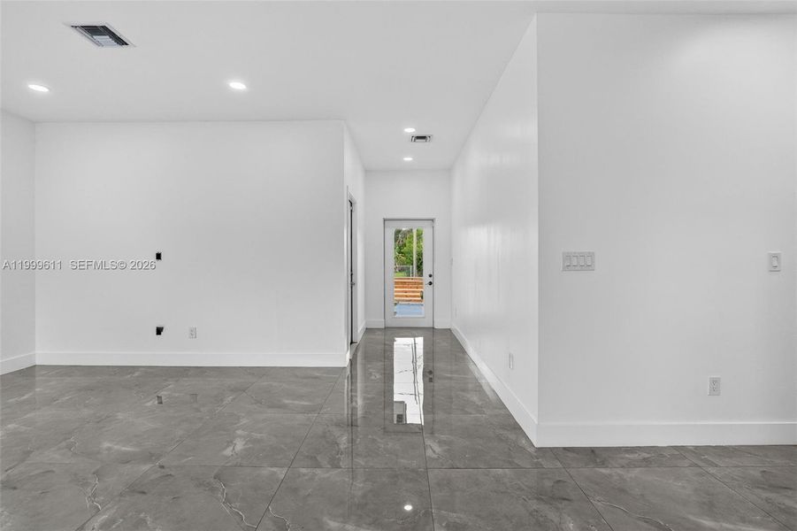 Spacious, unfurnished interior of a new home in , Fort Lauderdale (Image 18).