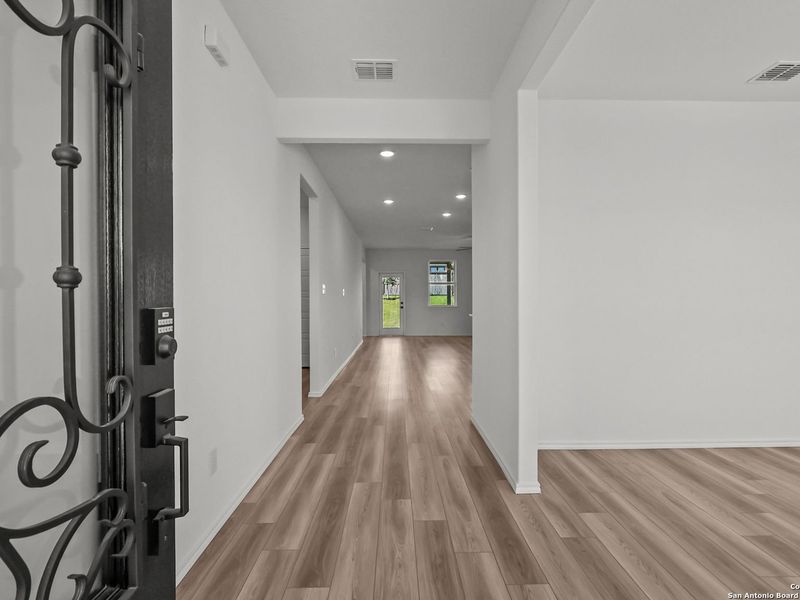 Spacious, unfurnished interior of a new home in Comanche Ridge, San Antonio (Image 21).