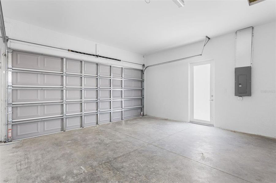 Spacious, unfurnished interior of a new home in , Lehigh Acres (Image 28).