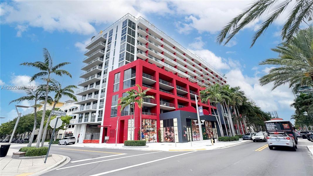 Condo located in Miami, FL showcasing its design and architecture (Image 18).