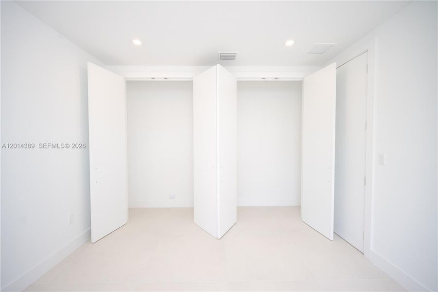 Spacious, unfurnished interior of a new home in , Doral (Image 57).