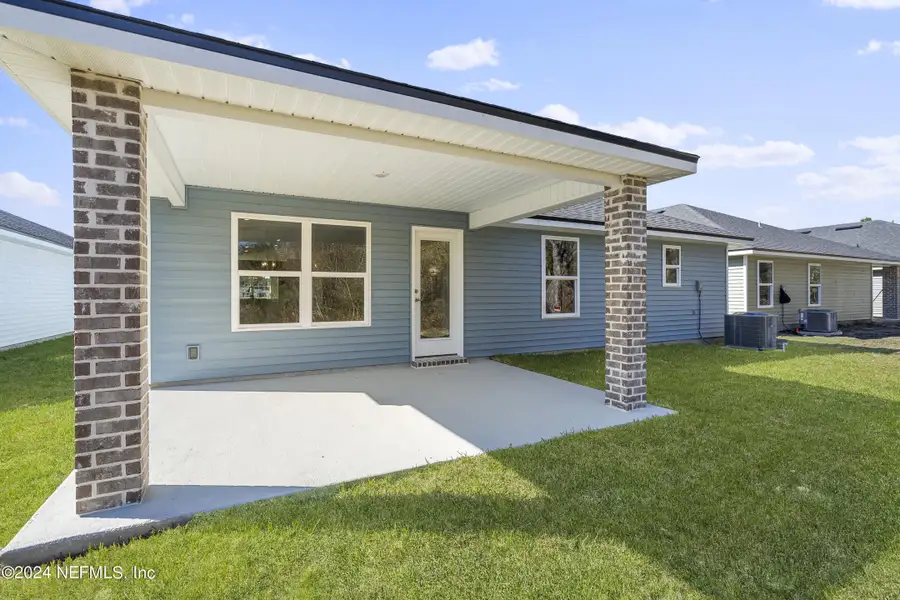 Exterior details and patio area of a home in Summerglen, Jacksonville (Image 3).