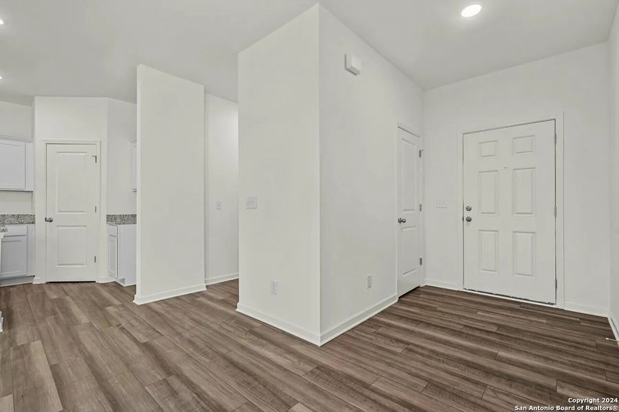 Spacious, unfurnished interior of a new home in Hennersby Hollow, San Antonio (Image 15).
