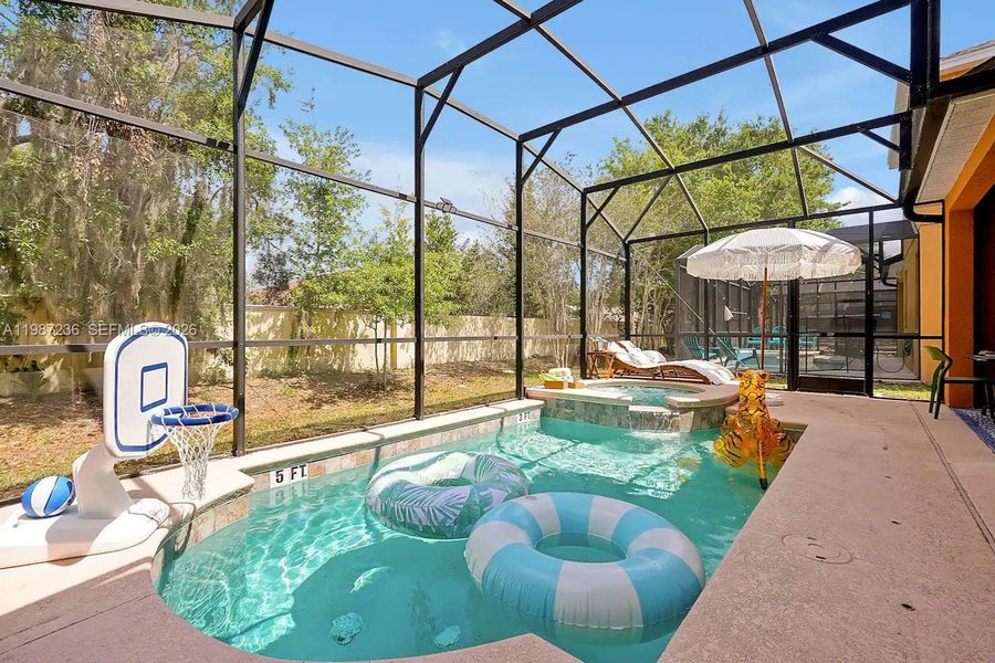 Exterior details and patio area of a home in , Kissimmee (Image 20).