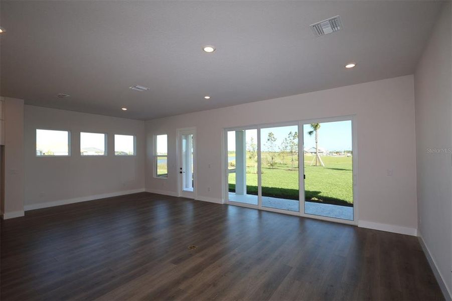 Spacious, unfurnished interior of a new home in Palmera Wellen Park - Classic Series, Venice (Image 10).