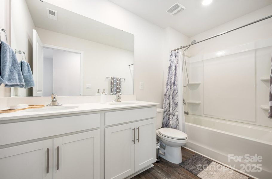 Furnished interior view inside a new home in Fergus Crossing, York (Image 17).