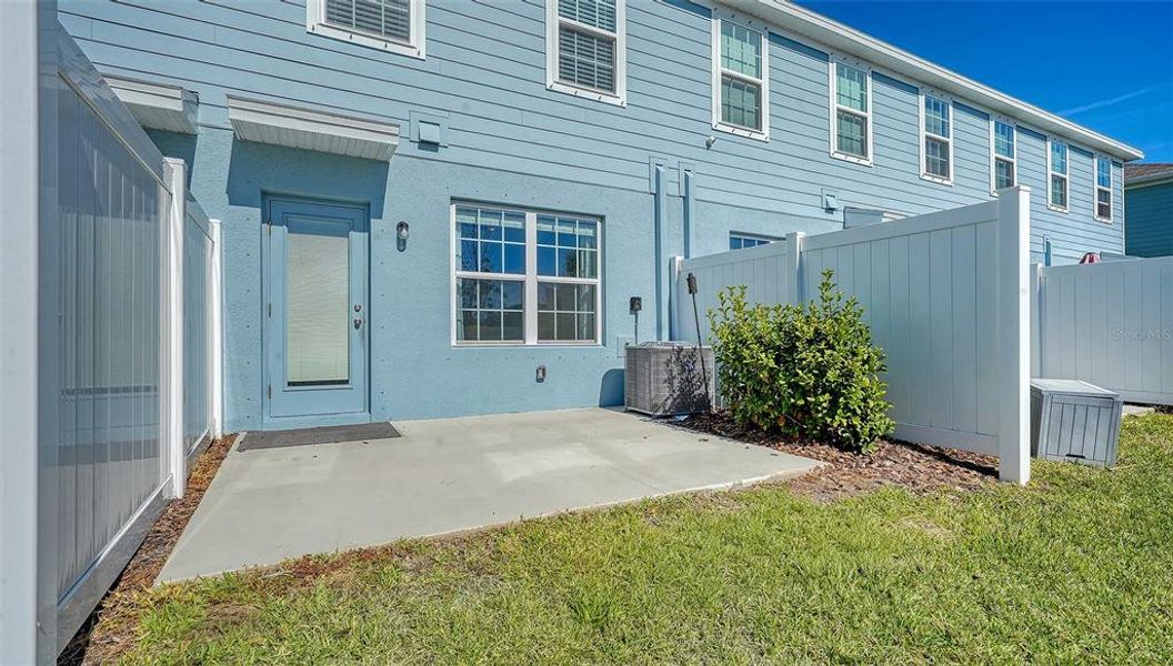 Exterior details and patio area of a home in , Bradenton (Image 3).