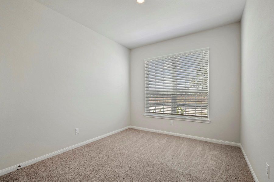 Spacious, unfurnished interior of a new home in Canterra Creek, Iowa Colony (Image 10).