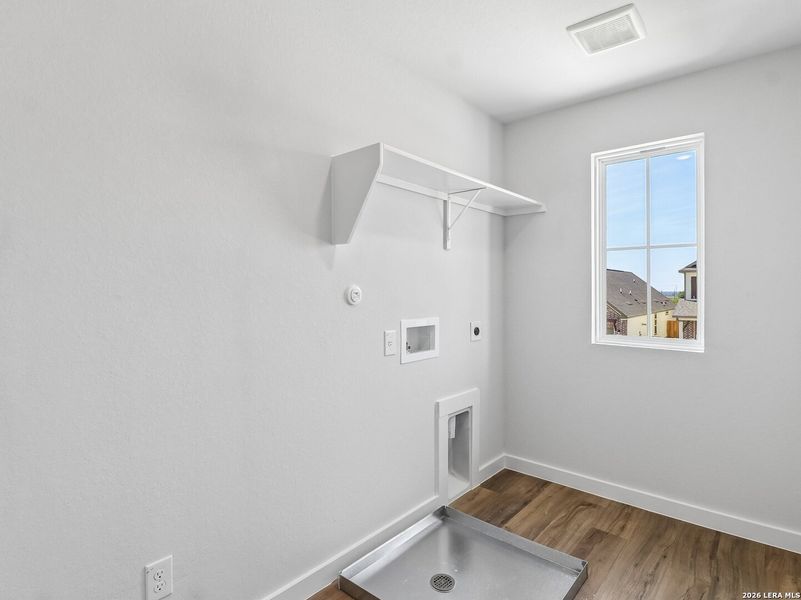 Spacious, unfurnished interior of a new home in Talley Fields, San Antonio (Image 22).