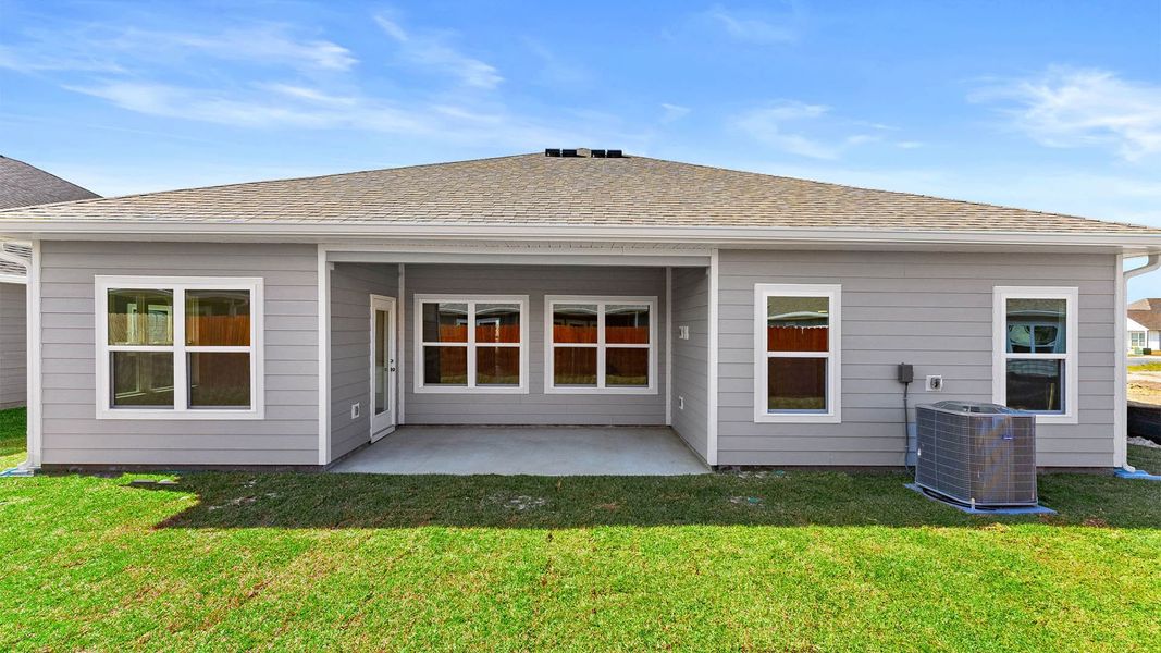 Exterior details and patio area of a home in Titus Park, Panama City (Image 4).