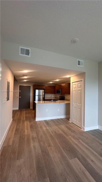 Spacious, unfurnished interior of a new home in , Orlando (Image 12).