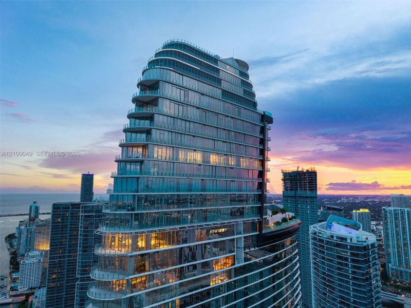 Condo located in Miami, FL showcasing its design and architecture (Image 24).
