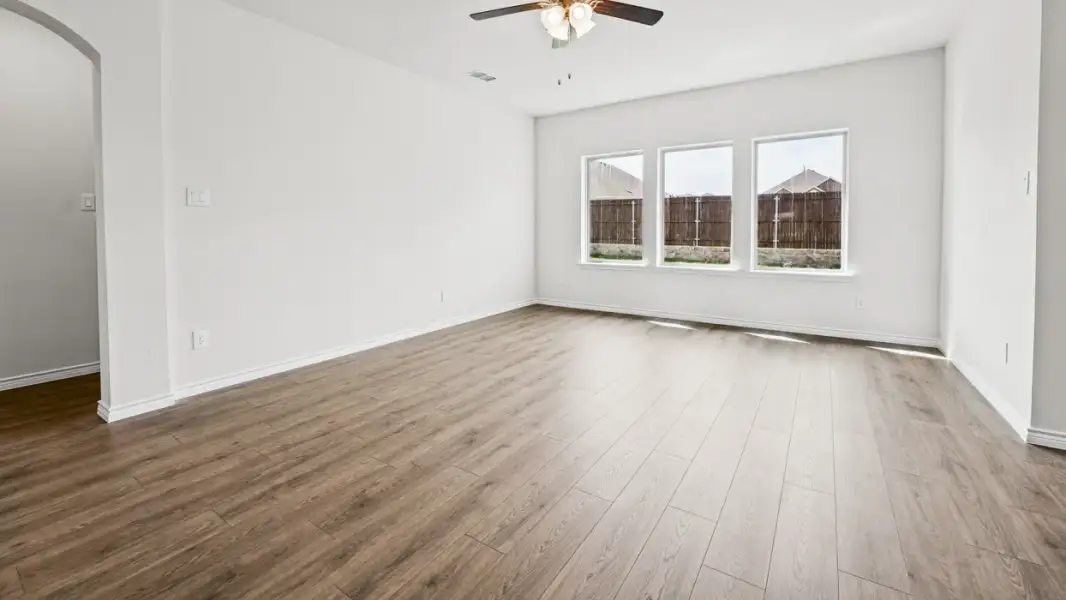 Spacious, unfurnished interior of a new home in Silverado, Aubrey (Image 5).