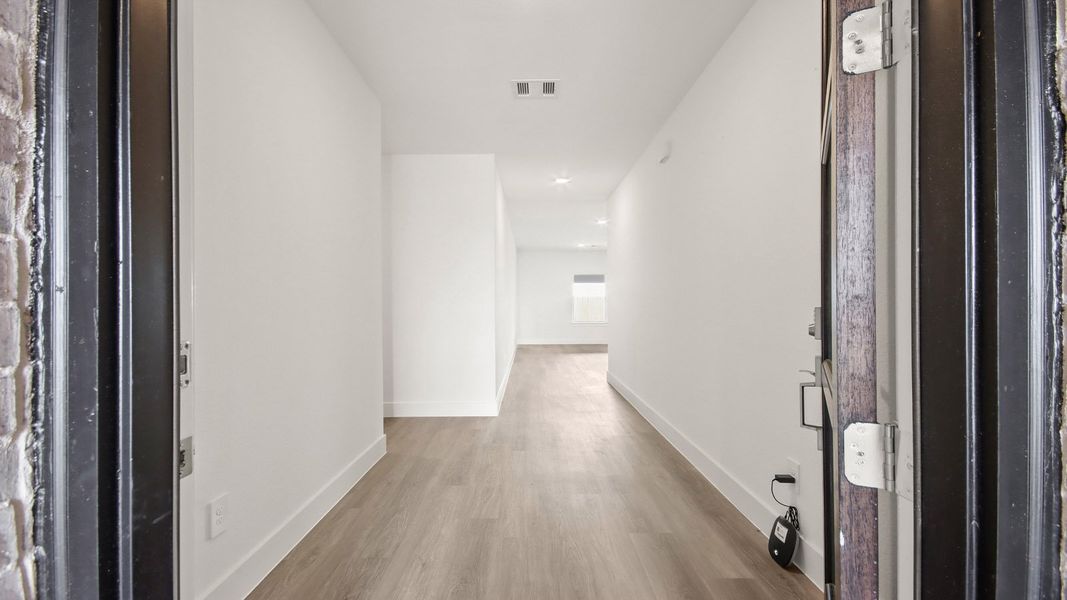 Spacious, unfurnished interior of a new home in Riverside Estates, Mont Belvieu (Image 11).