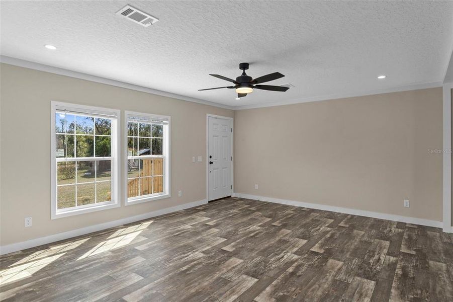 Spacious, unfurnished interior of a new home in , Dade City (Image 19).