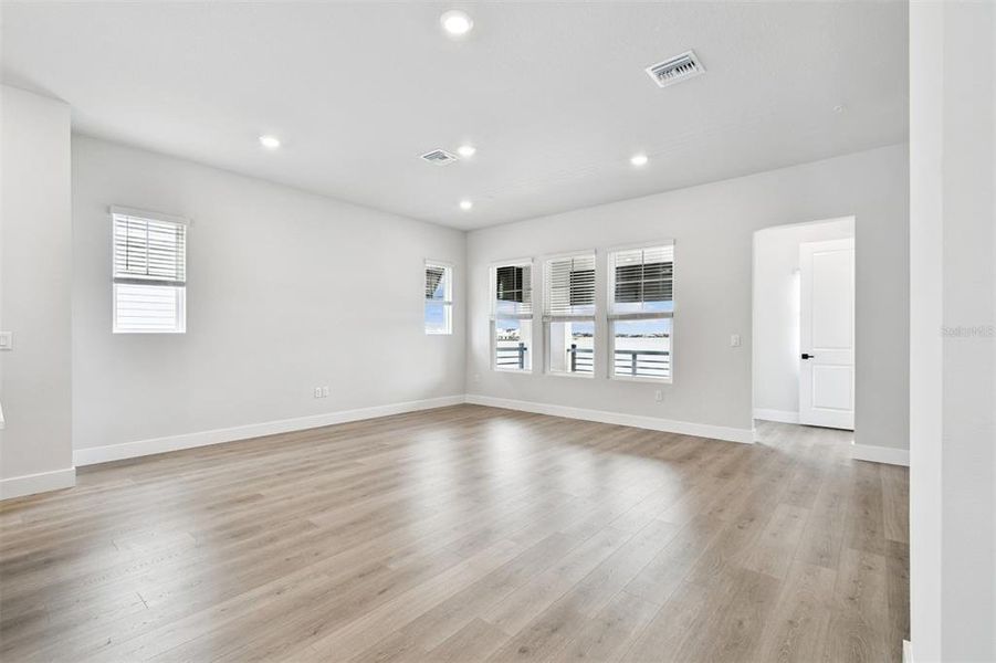 Spacious, unfurnished interior of a new home in , Sarasota (Image 25).