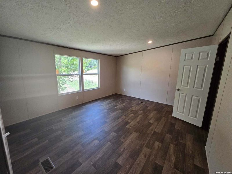 Spacious, unfurnished interior of a new home in , Canyon Lake (Image 8).