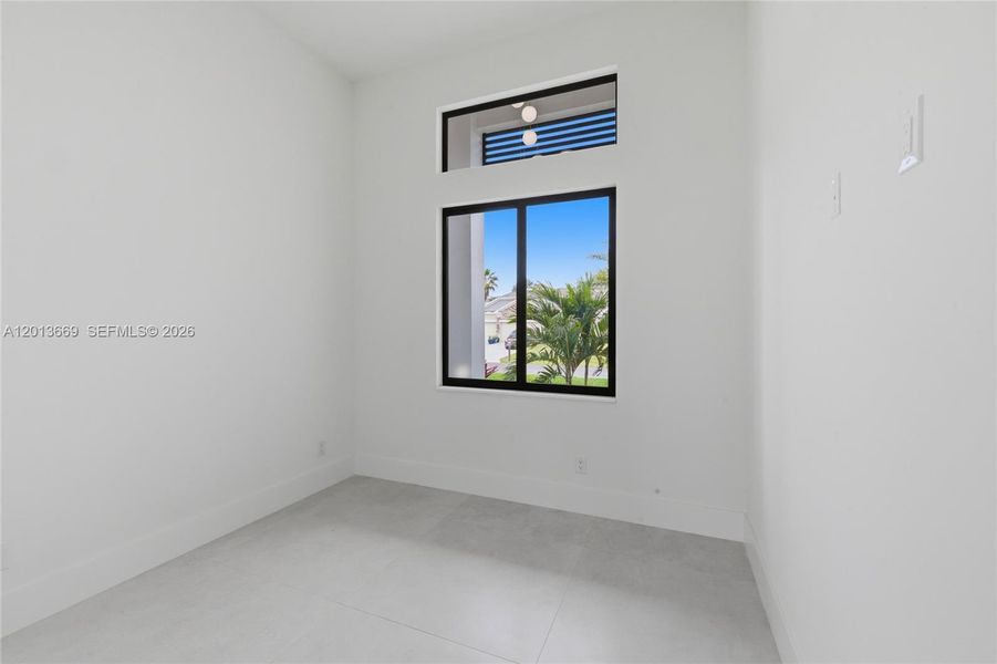 Spacious, unfurnished interior of a new home in , Cape Coral (Image 45).
