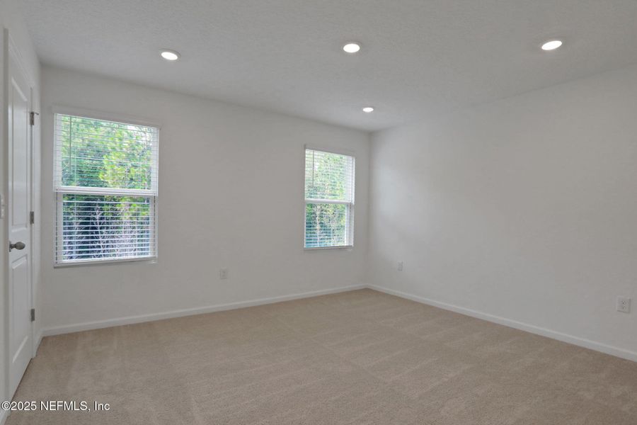 Spacious, unfurnished interior of a new home in Atlantis Pointe, Middleburg (Image 27).