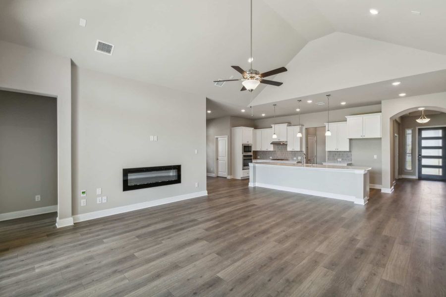 Spacious, unfurnished interior of a new home in Oaks of North Grove, Waxahachie (Image 8).