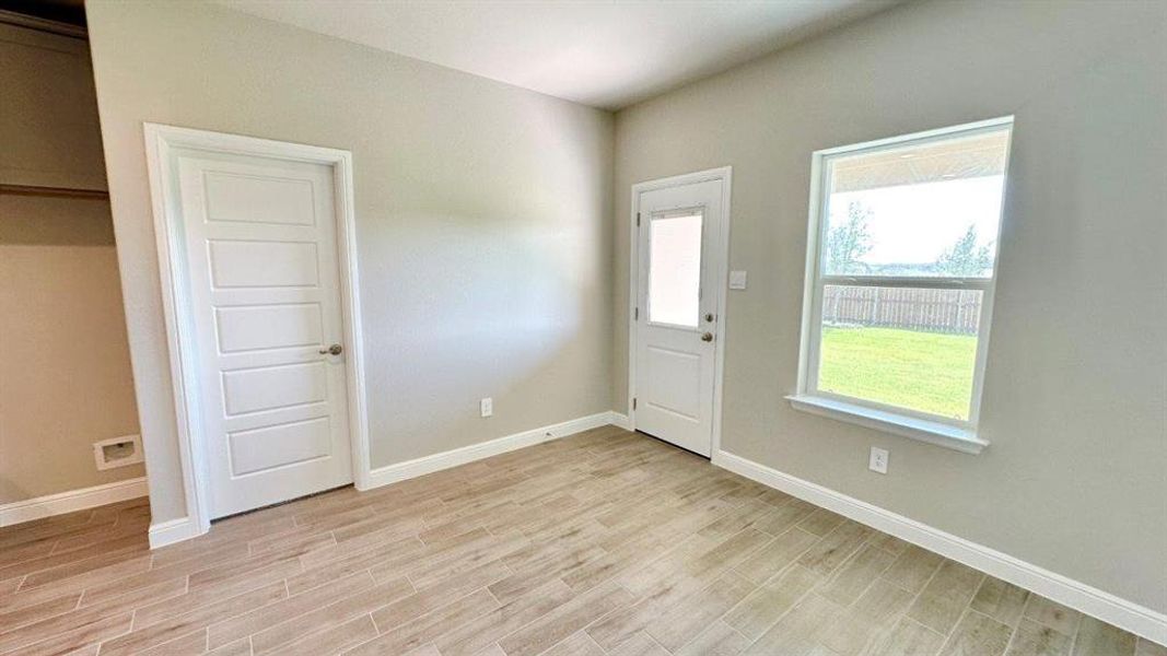 Spacious, unfurnished interior of a new home in Rock Creek Ranch, Fort Worth (Image 11).