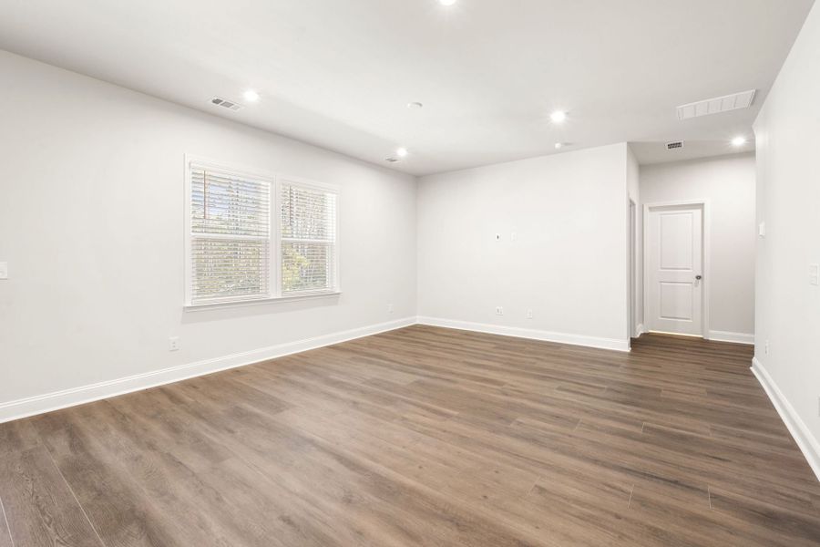 Spacious, unfurnished interior of a new home in Waterways, Richmond Hill (Image 8).