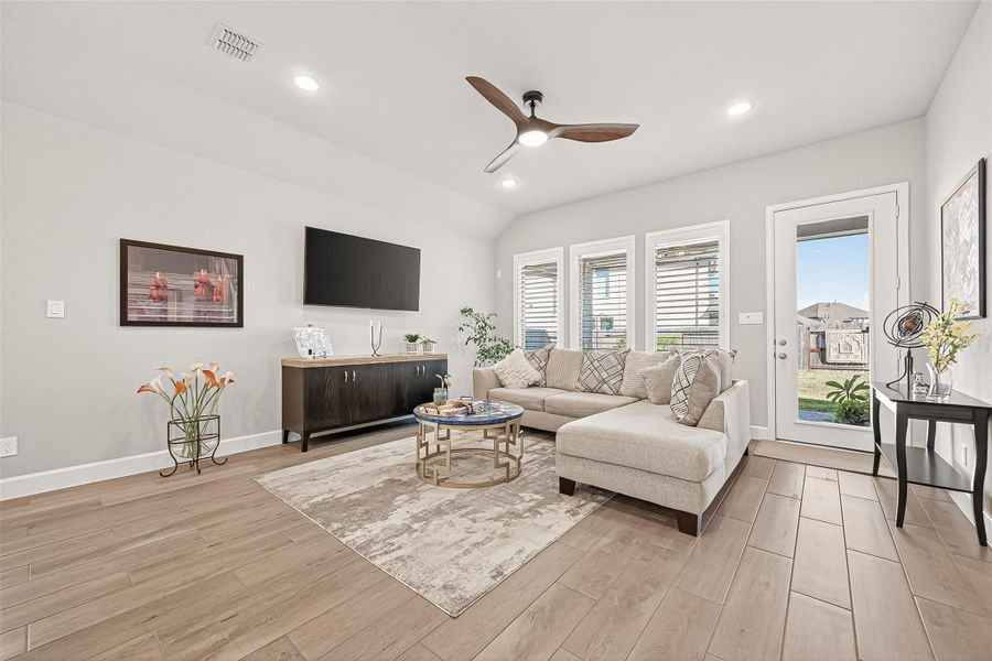 (Note: Photo is staged; property is currently vacant.) (Note: Photo is staged; property is currently vacant.)