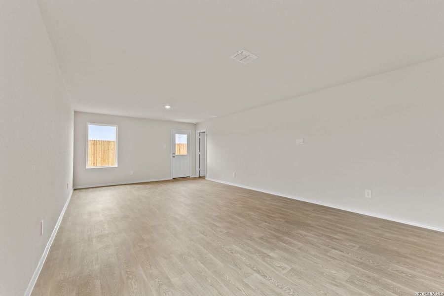 Spacious, unfurnished interior of a new home in Bollinger, Uhland (Image 10).