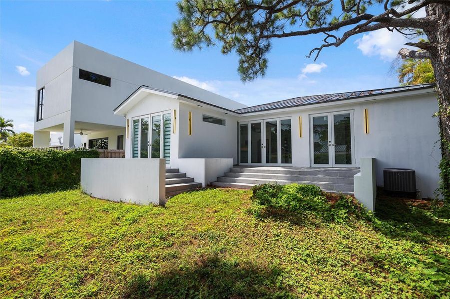 Exterior details and patio area of a home in , Miami (Image 4).