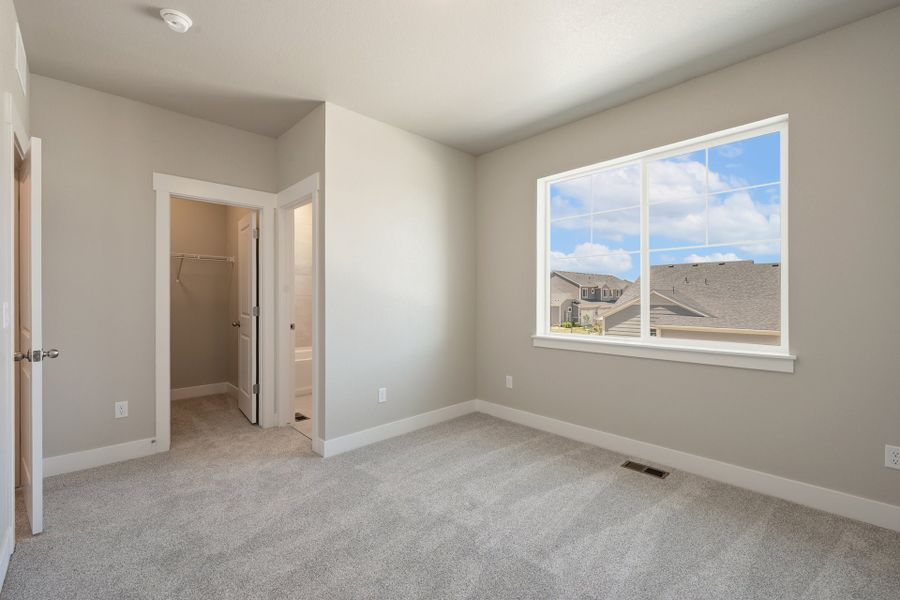 Spacious, unfurnished interior of a new home in The Lakes at Centerra, Loveland (Image 18).