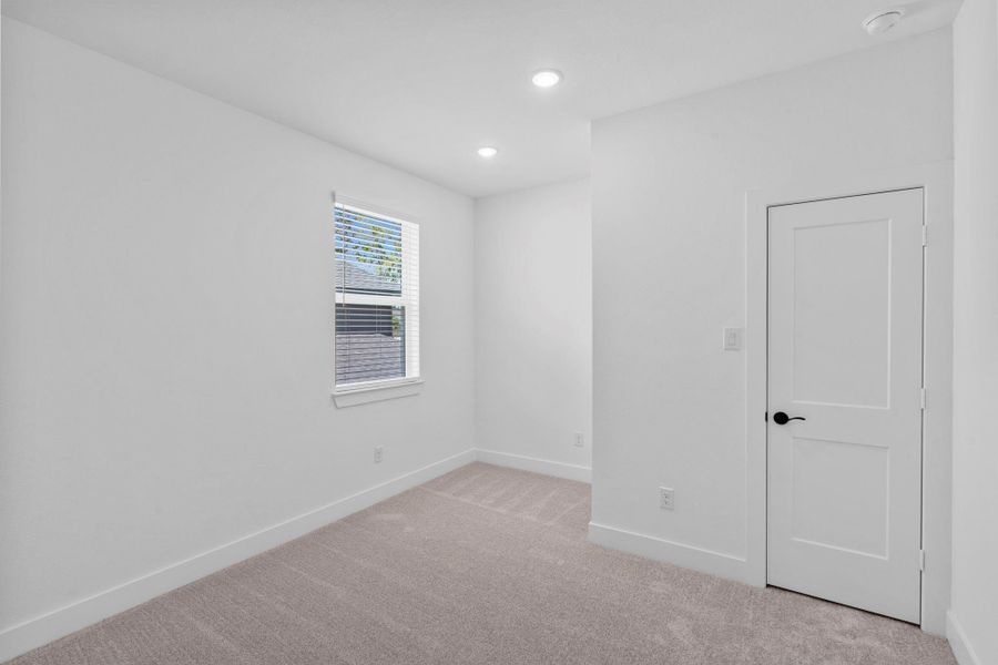 Spacious, unfurnished interior of a new home in Evergreen, Conroe (Image 28).