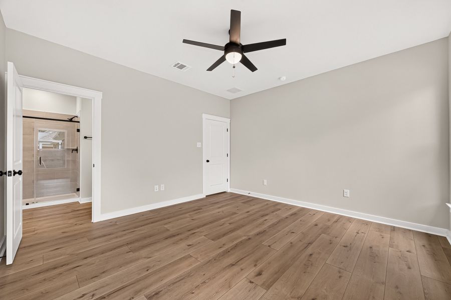 Spacious, unfurnished interior of a new home in Two Step Farm, Montgomery (Image 23).