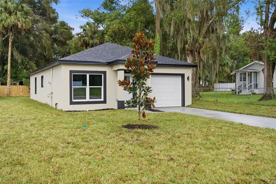 Exterior details and patio area of a home in , Deland (Image 19).