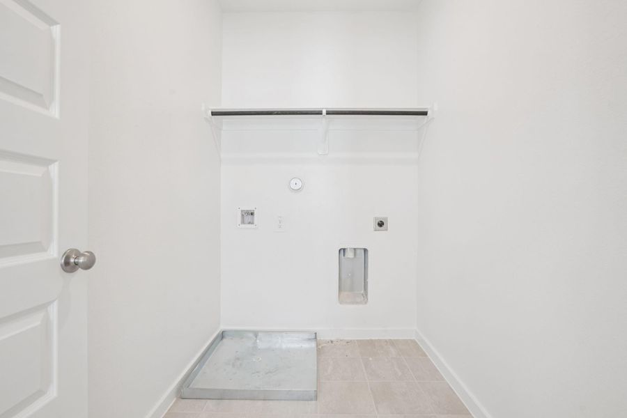 Spacious, unfurnished interior of a new home in Kemah Crossing - City Series, Kemah (Image 35).