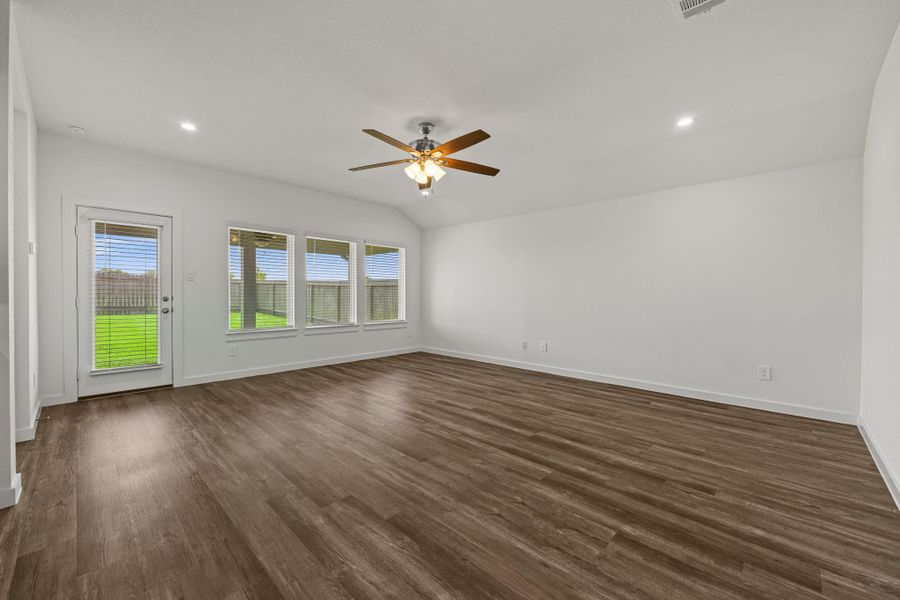 Spacious, unfurnished interior of a new home in , Rosharon (Image 23).