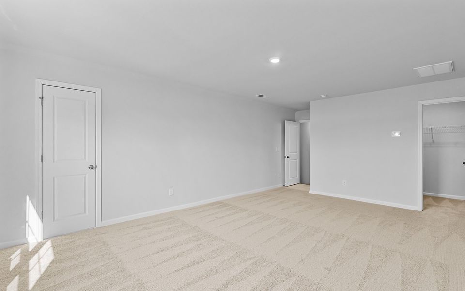 Spacious, unfurnished interior of a new home in Fieldstone, Lexington (Image 30).