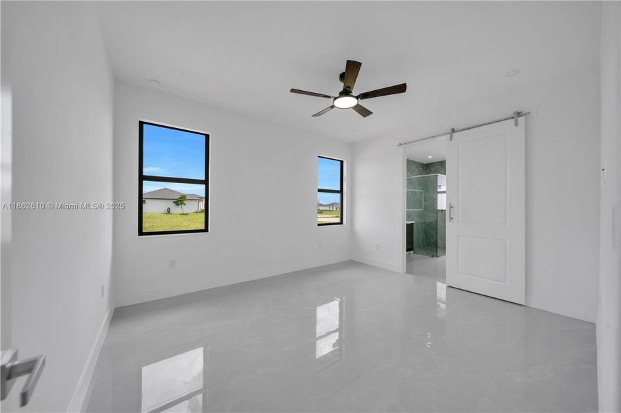 Spacious, unfurnished interior of a new home in , Cape Coral (Image 10).
