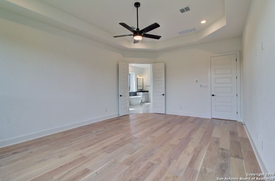 Spacious, unfurnished interior of a new home in Verandas at the Rim, San Antonio (Image 30).