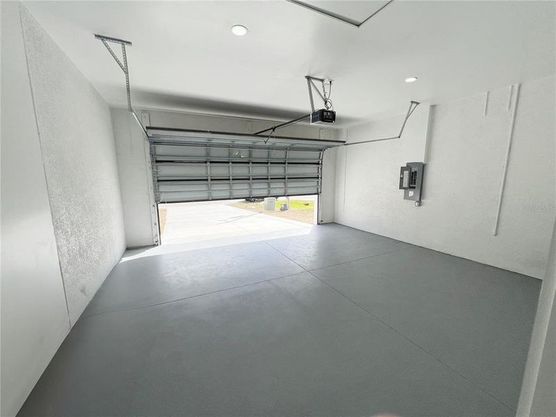 Spacious, unfurnished interior of a new home in , Cape Coral (Image 11).