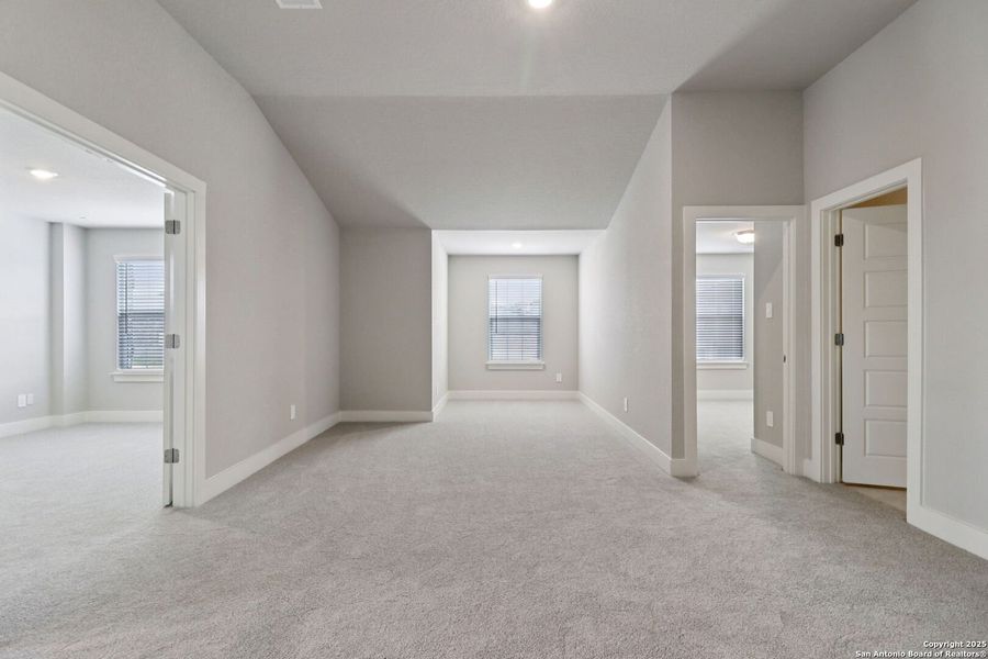 Spacious, unfurnished interior of a new home in Thomas Pond, San Antonio (Image 29). Spacious, unfurnished interior of a new home in Thomas Pond, San Antonio (Image 29).
