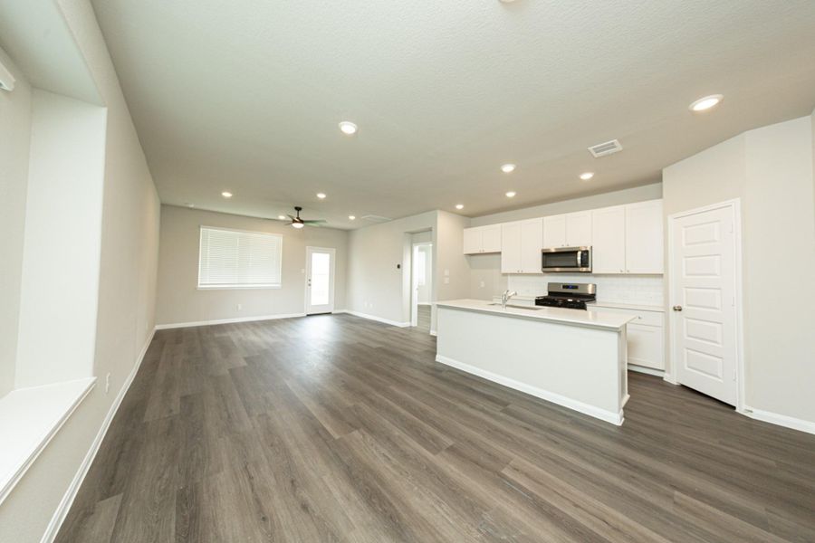 Spacious, unfurnished interior of a new home in River's Edge, Conroe (Image 10). Spacious, unfurnished interior of a new home in River's Edge, Conroe (Image 10).