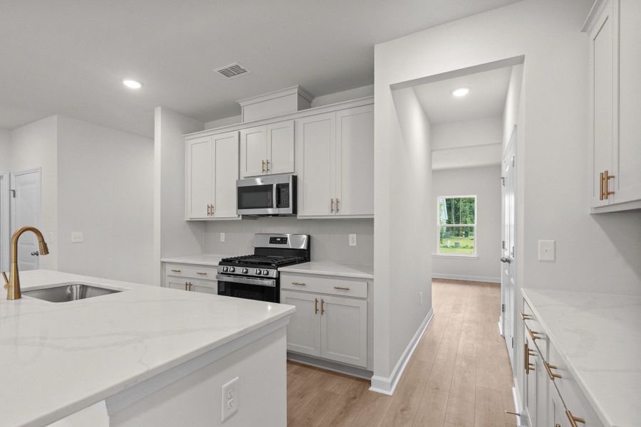 Access from Kitchen to Dining Space Access from Kitchen to Dining Space