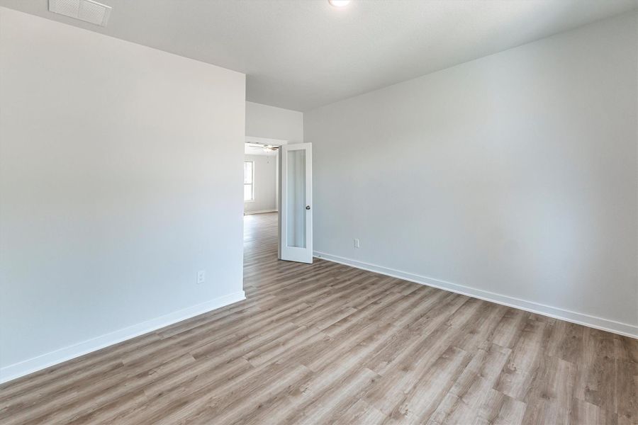 Spacious, unfurnished interior of a new home in Deer Pines, Conroe (Image 35).