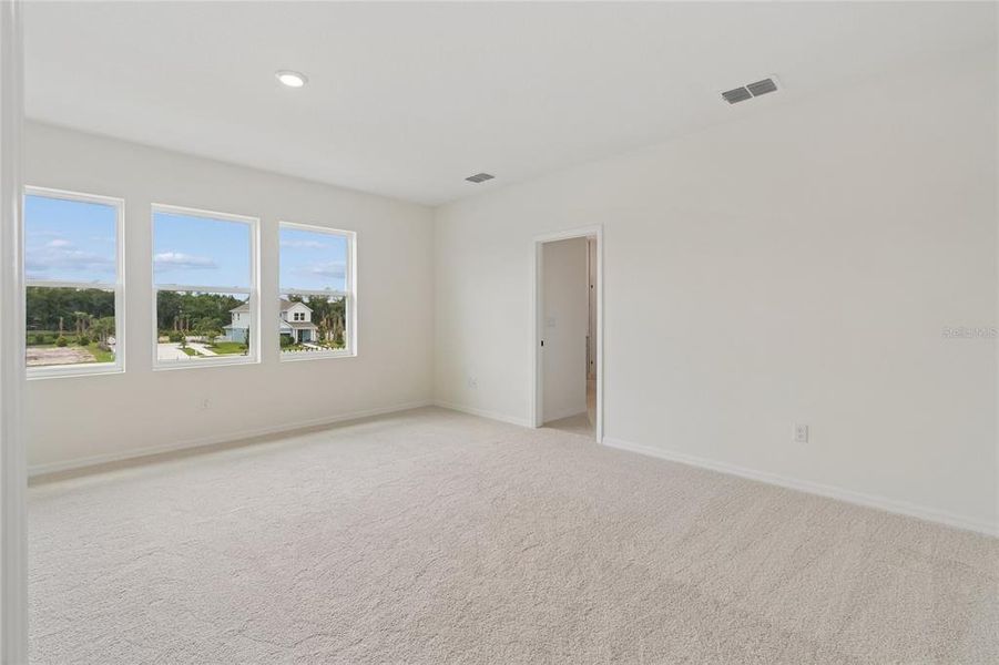 Spacious, unfurnished interior of a new home in Eastlyn, Bradenton (Image 16).